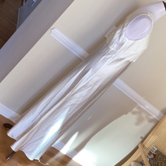 Victoria’s Secret ivory long sleeveless gown with seed pearls on bodice … - Picture 5 of 14